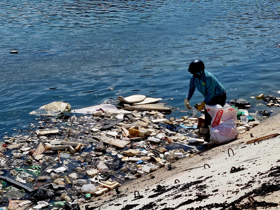 Người dân mưu sinh bên những đống rác nổi lềnh bềnh ở Đầm Nại (thị trấn Khánh Hải, huyện Ninh Hải). (Ảnh: Nguyễn Thành/TTXVN)