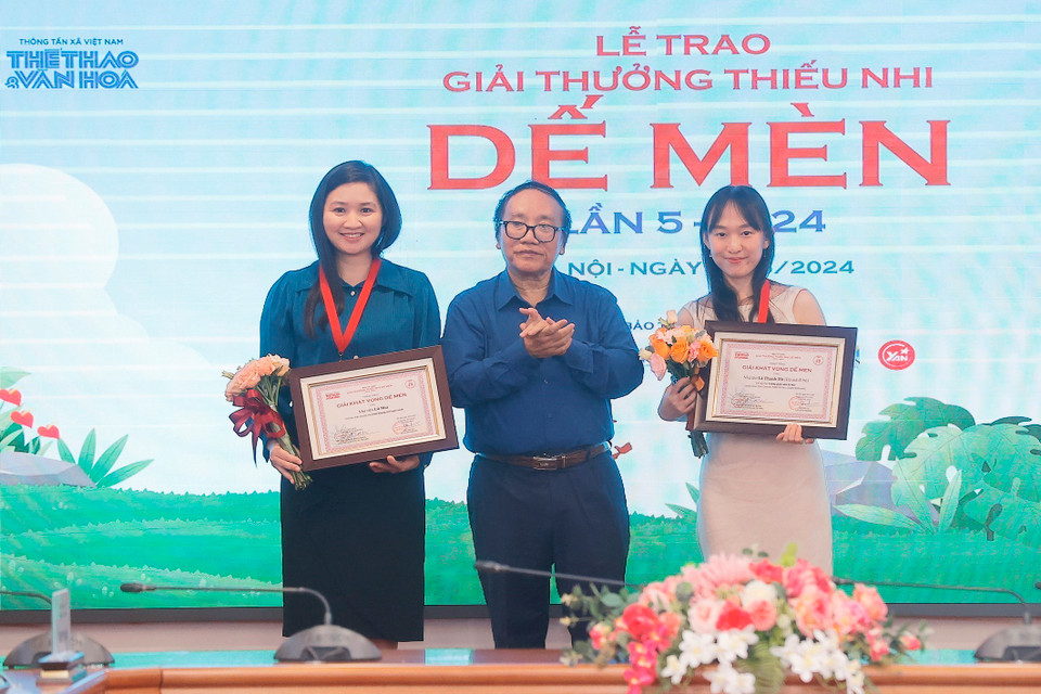 Ban tổ chức trao 5 giải Khát vọng Dế Mèn cho các tác giả có tác phẩm đoạt giải. (Ảnh: Minh Quyết/TTXVN)