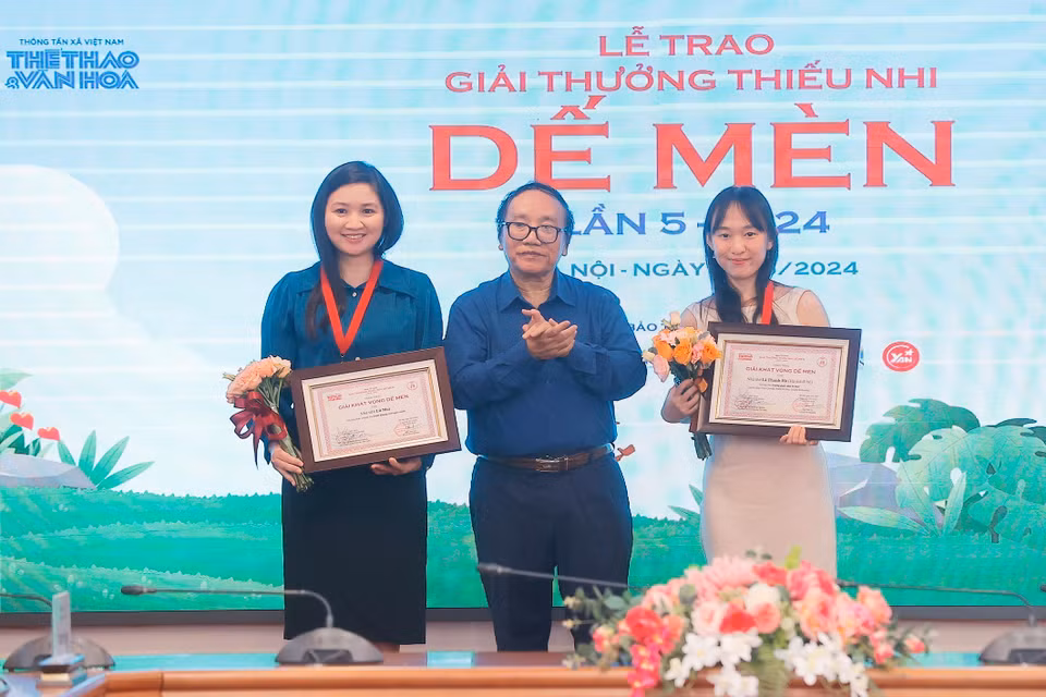 Ban tổ chức trao 5 giải Khát vọng Dế Mèn cho các tác giả có tác phẩm đoạt giải. (Ảnh: Minh Quyết/TTXVN)