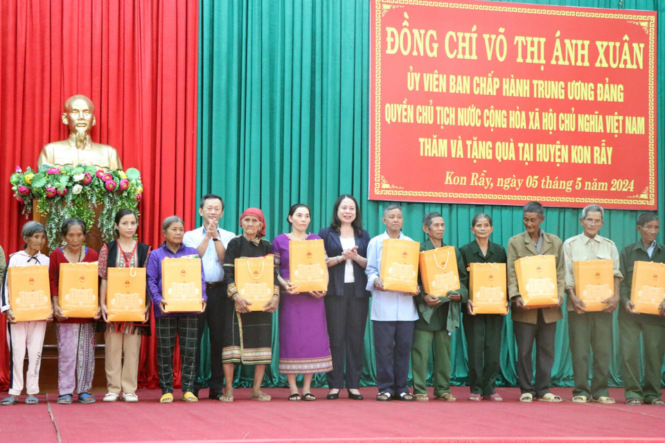 Quyền Chủ tịch nước Võ Thị Ánh Xuân thăm, tặng quà cho các hộ gia đình chính sách, hộ nghèo, trẻ em có hoàn cảnh đặc biệt khó khăn trên địa bàn huyện Kon Rẫy, tỉnh Kon Tum. (Ảnh: Khoa Chương/TTXVN)