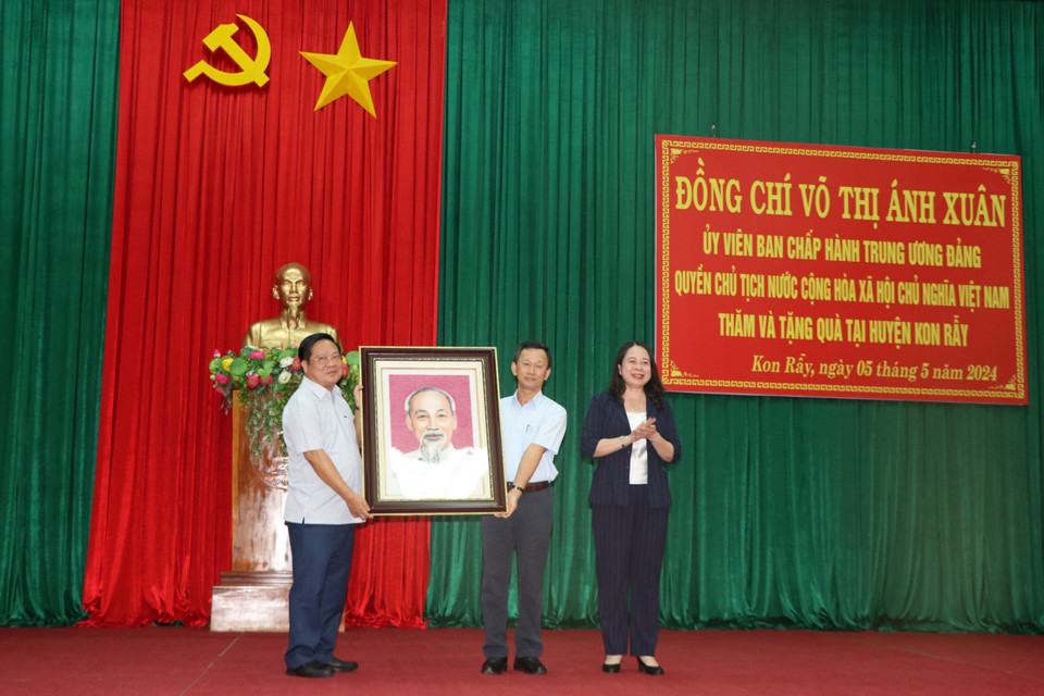 Quyền Chủ tịch nước Võ Thị Ánh Xuân tặng quà cho lãnh đạo tỉnh Kon Tum. (Ảnh: Khoa Chương/TTXVN)