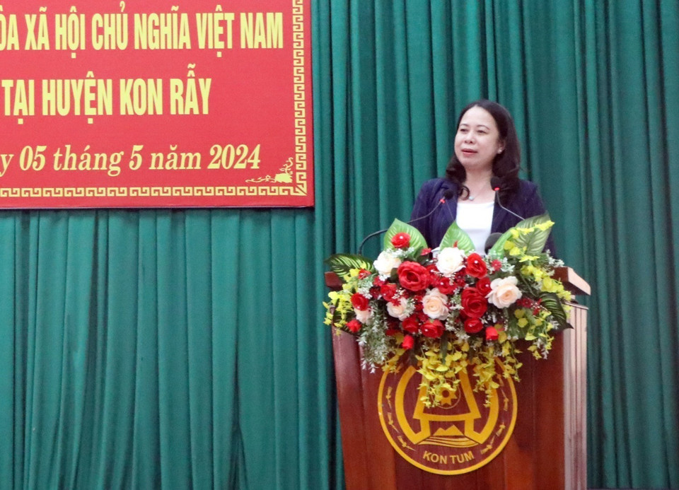 Quyền Chủ tịch nước Võ Thị Ánh Xuân phát biểu tại chuyến đến thăm, tặng quà cho các hộ gia đình chính sách, hộ nghèo, trẻ em có hoàn cảnh đặc biệt khó khăn trên địa bàn huyện Kon Rẫy, tỉnh Kon Tum. (Ảnh: Khoa Chương/TTXVN)