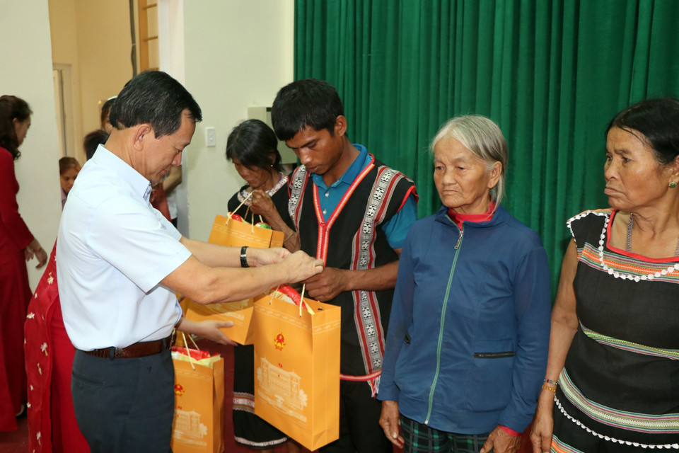 Bí thư Tỉnh ủy Kon Tum Dương Văn Trang tặng quà cho các hộ gia đình chính sách, hộ nghèo, trẻ em có hoàn cảnh đặc biệt khó khăn trên địa bàn huyện Kon Rẫy, tỉnh Kon Tum. (Ảnh: Khoa Chương/TTXVN)