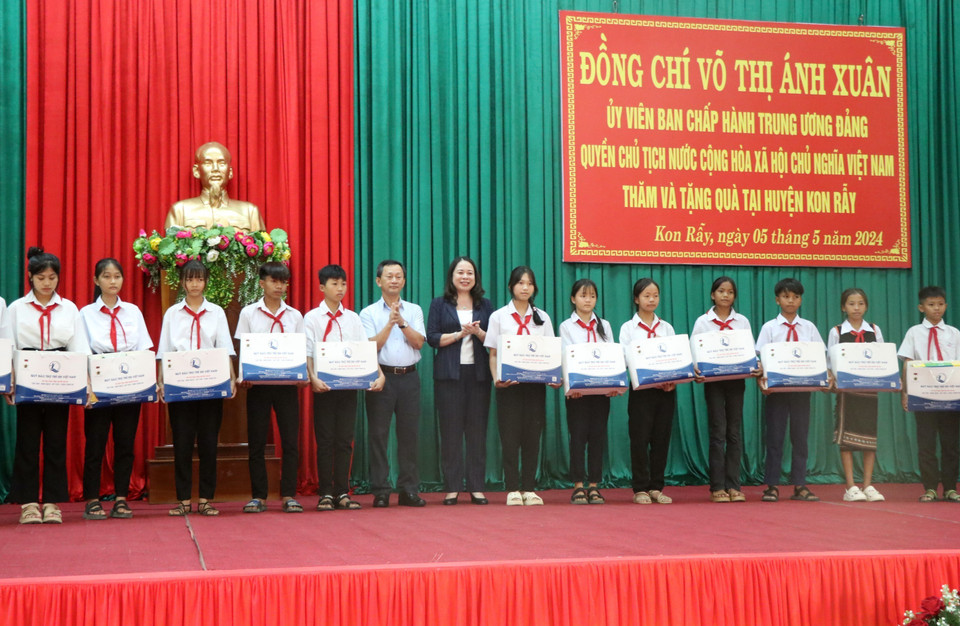 Quyền Chủ tịch nước Võ Thị Ánh Xuân thăm, tặng quà cho các hộ gia đình chính sách, hộ nghèo, trẻ em có hoàn cảnh đặc biệt khó khăn trên địa bàn huyện Kon Rẫy, tỉnh Kon Tum. (Ảnh: Khoa Chương/TTXVN)