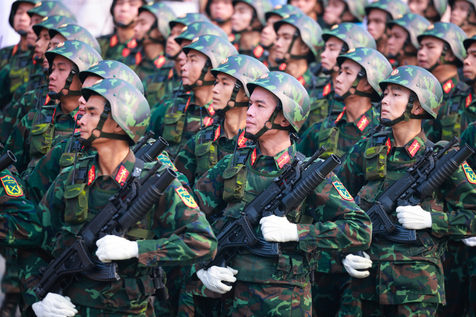 Lễ diễu binh, diễu hành, với sự tham gia của hơn 12.000 người. Trong đó, lực lượng của Bộ Quốc phòng tham gia có: Pháo lễ, lực lượng không quân bay chào mừng. Lực lượng đứng trên sân, gồm: tiêu binh lễ đài và 5 khối đứng. Lực lượng diễu binh, diễu hành, gồm: khối nghi trượng, 16 khối diễu binh và khối dân công hỏa tuyến. Lực lượng của Bộ Công an có 2 khối đứng trên sân và 9 khối diễu binh, diễu hành. Lực lượng của tỉnh Điện Biên có 3 khối nghi trượng, khối nữ dân quân các dân tộc Tây Bắc, các khối diễu hành quần chúng và 20 khối đứng làm nền trên sân. (Ảnh: Hải An/Vietnam+)