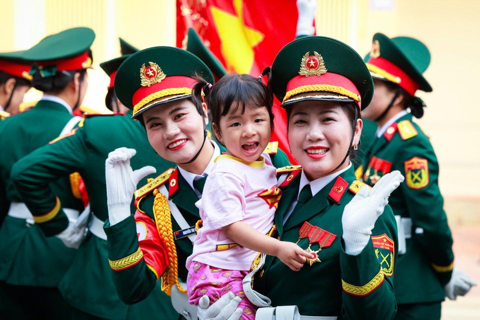 Hình ảnh nữ chiến sỹ bế em nhỏ. (Ảnh: Hải An/Vietnam+)