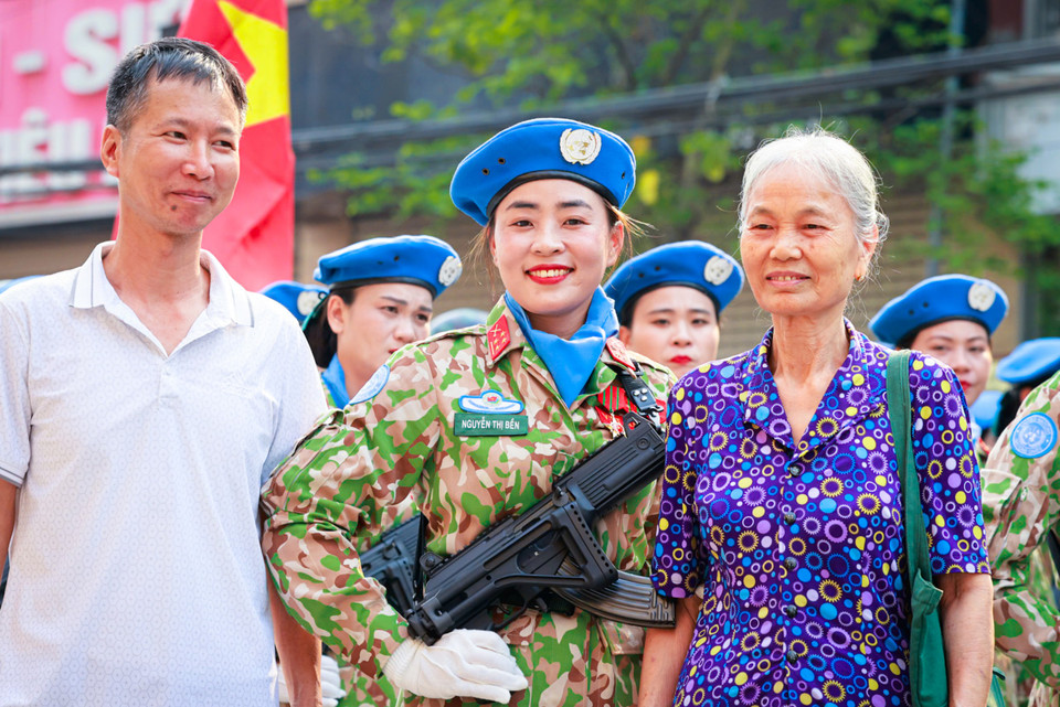 Hình ảnh quân dân xuất hiện trên khắp đường phố thành phố Điện Biên Phủ trong buổi tổng duyệt. (Ảnh: Hải An/Vietnam+)
