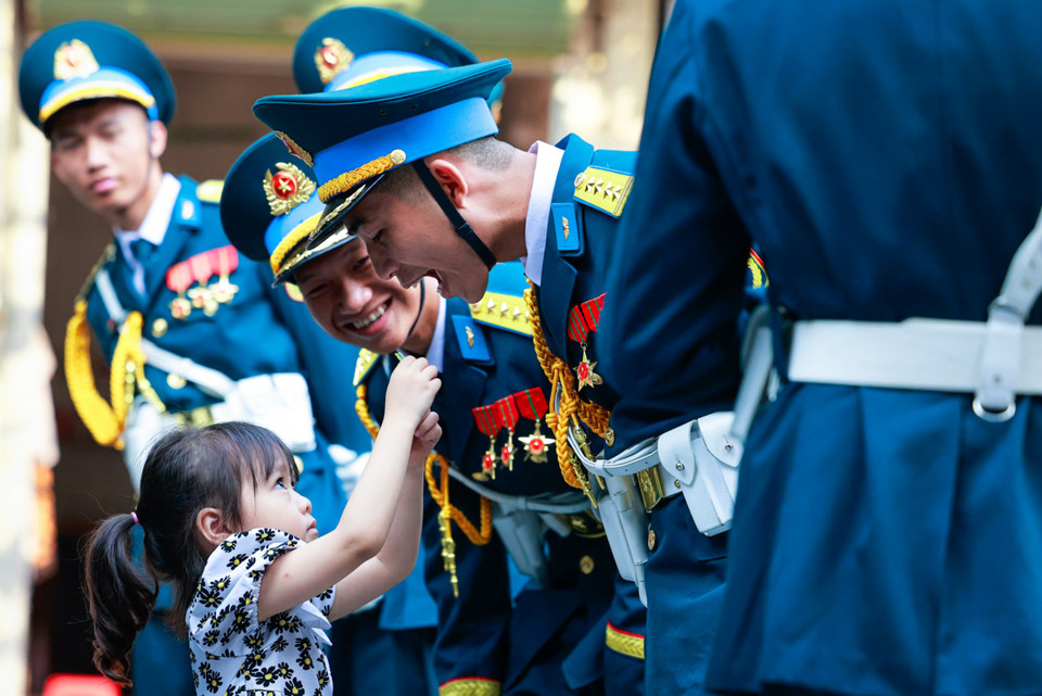 Các chiến sỹ vui đùa với một em nhỏ. (Ảnh: Hải An/Vietnam+)