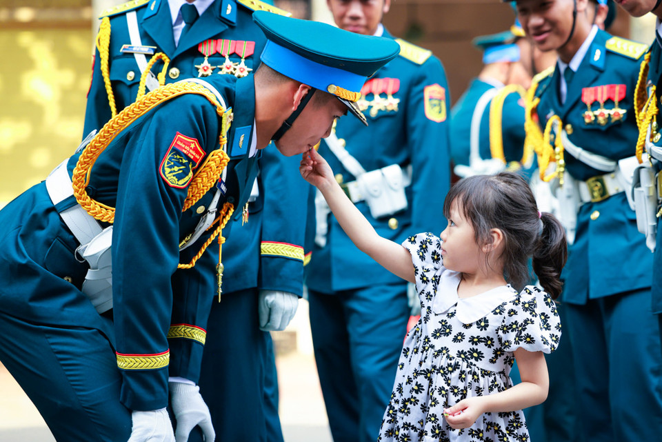 Rất đông người dân Điện Biên đứng chật hai bên đường để vẫy chào đoàn diễu binh, diễu hành khi đi qua những tuyến phố chính tại Điện Biên, trong đó có cả những em nhỏ. (Ảnh: Hải An/Vietnam+)