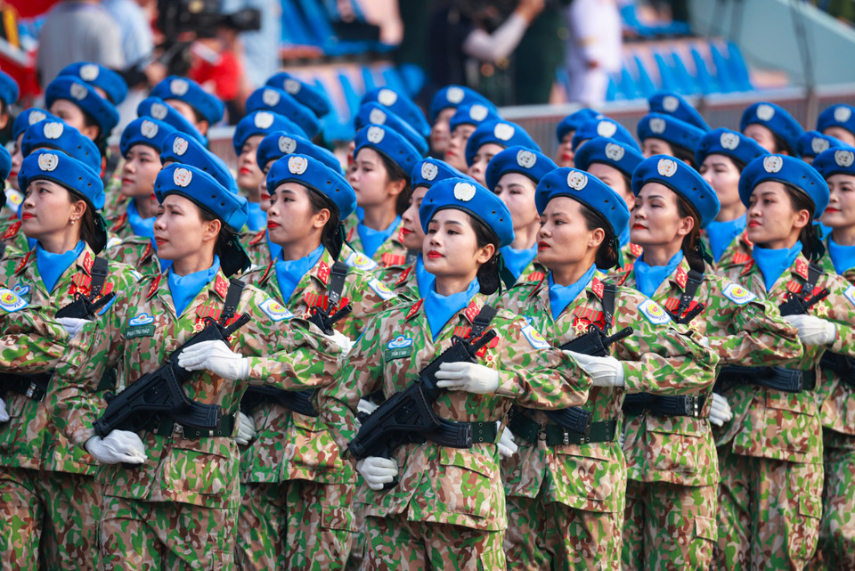 Màn diễu binh của Khối nữ Lực lượng Gìn giữ Hòa bình. (Ảnh: Hải An/Vietnam+)