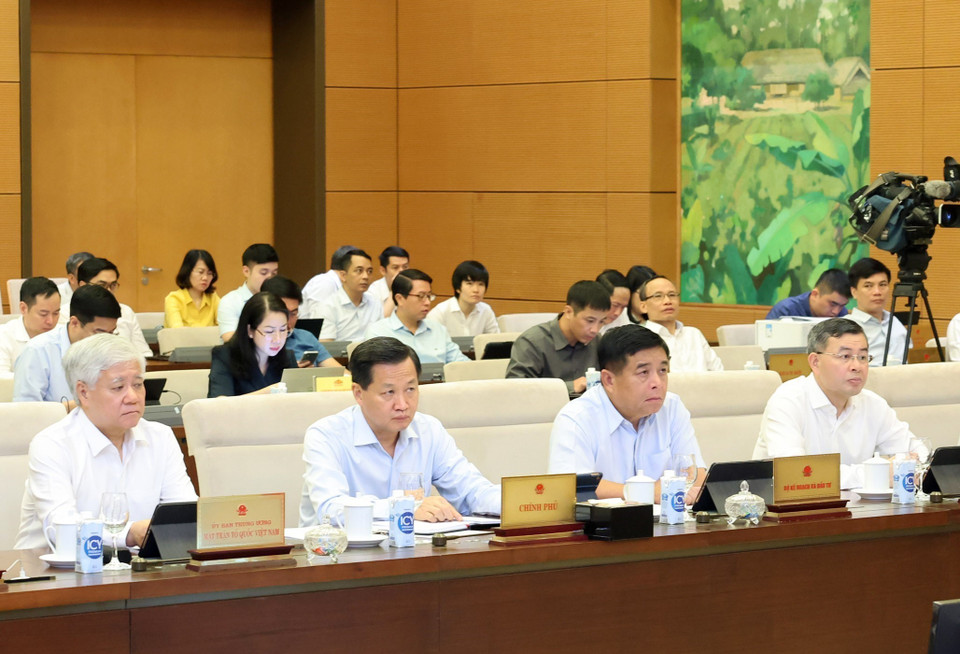 Chủ tịch Ủy ban Trung ương Mặt trận Tổ quốc Việt Nam Đỗ Văn Chiến và Phó Thủ tướng Lê Minh Khái cùng khách mời dự phiên khai mạc. (Ảnh: Nhan Sáng/TTXVN)