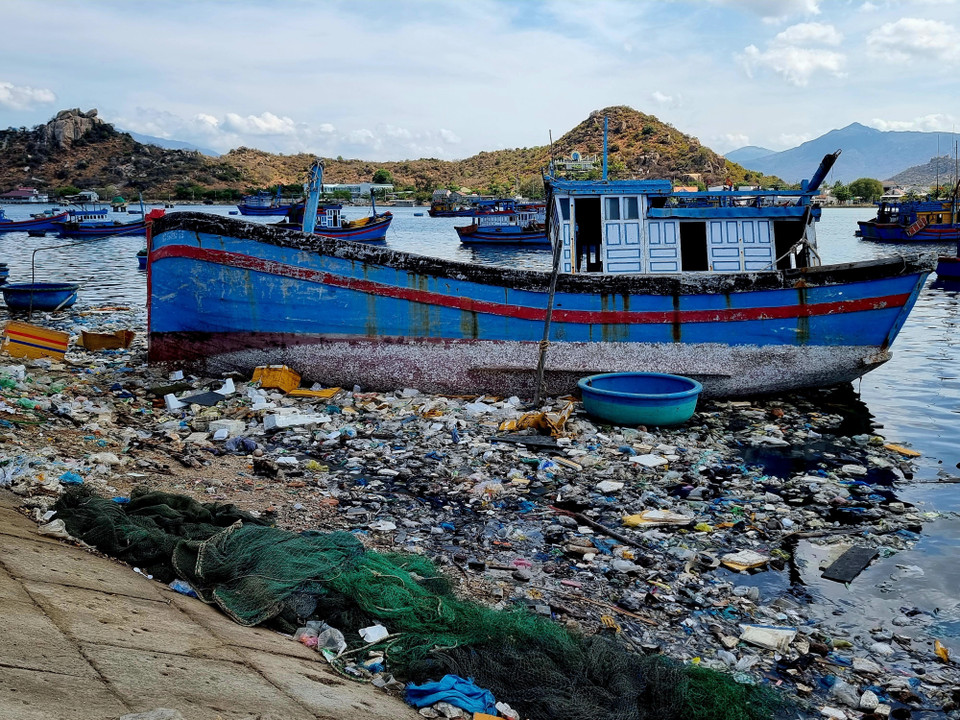 Các loại rác thải cùng nước rửa hải sản đổ ra Đầm Nại bốc mùi tanh hôi khó chịu. (Ảnh: Nguyễn Thành/TTXVN)