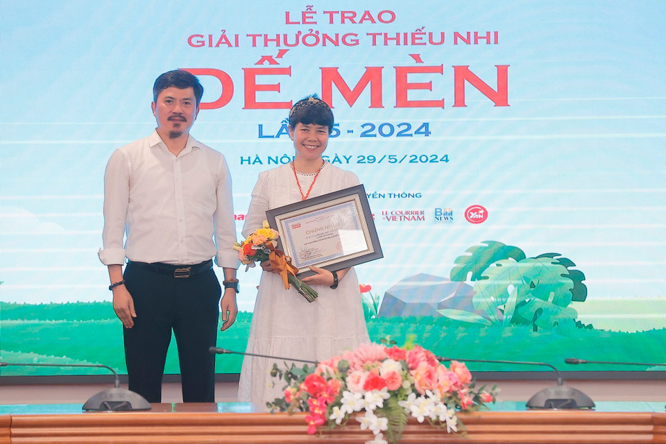 Ban tổ chức trao 2 giải Tặng thưởng cho các tác giả có tác phẩm đoạt giải. (Ảnh: Minh Quyết/TTXVN)