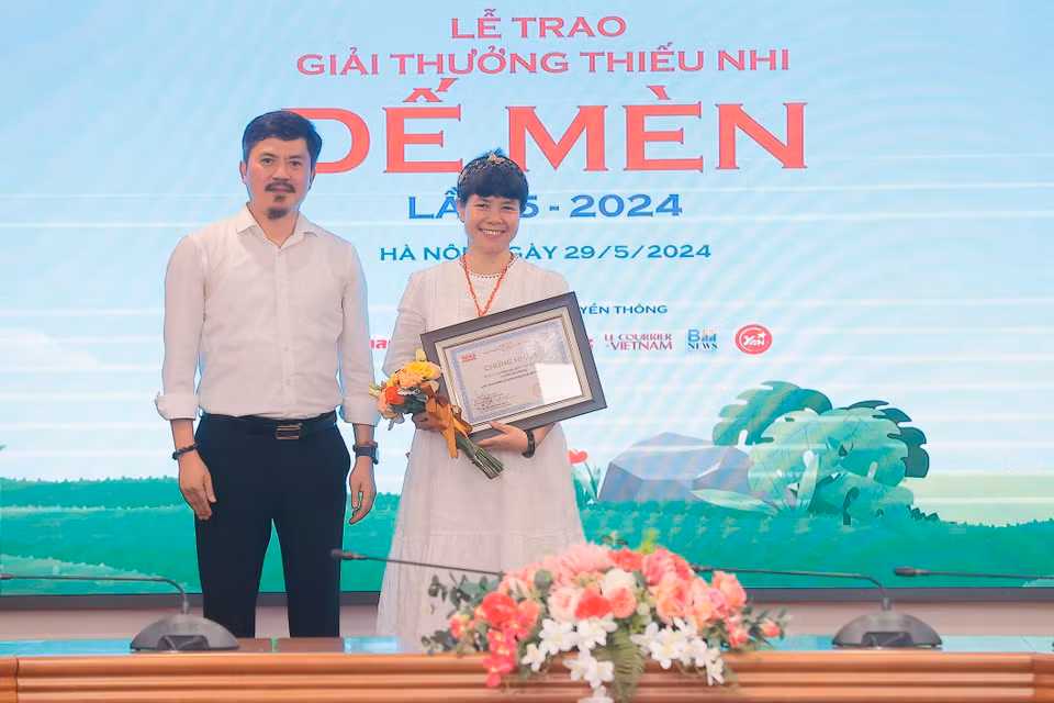 Ban tổ chức trao 2 giải Tặng thưởng cho các tác giả có tác phẩm đoạt giải. (Ảnh: Minh Quyết/TTXVN)