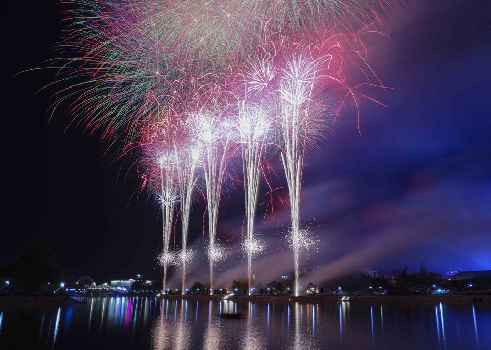 Màn bắn pháo hoa tầm cao trên dòng sông Nậm Rốm lịch sử. (Ảnh: Xuân Tư/TTXVN)