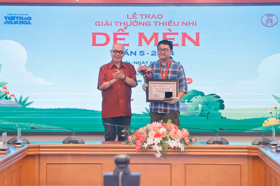 Ban tổ chức trao 5 giải Khát vọng Dế Mèn cho các tác giả có tác phẩm đoạt giải. (Ảnh: Minh Quyết/TTXVN)