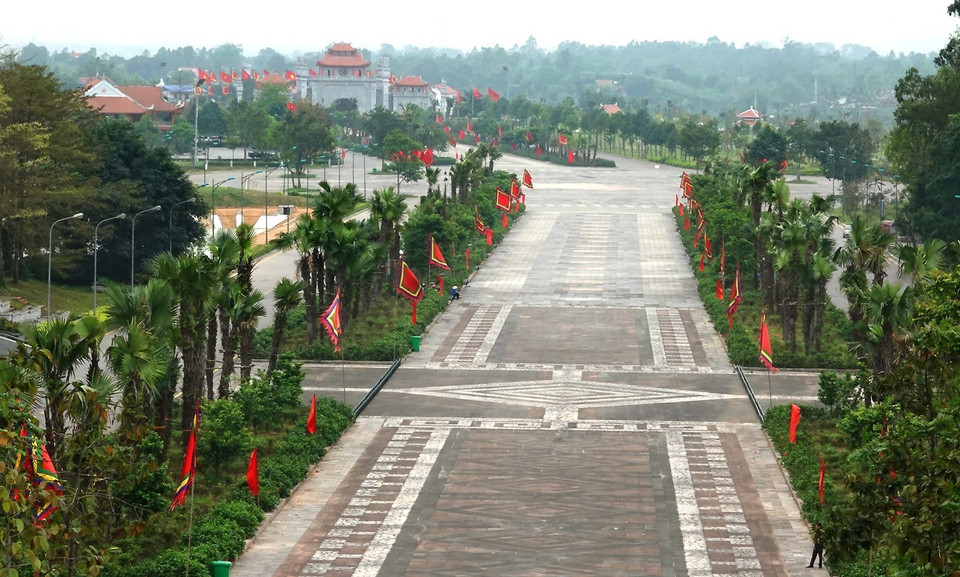 Trục đường về hành lễ tại Đền Hùng vắng bóng người. (Ảnh: Trung Kiên/TTXVN)