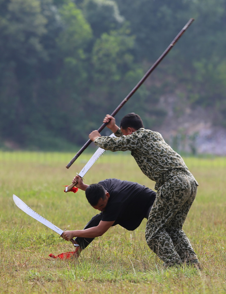 Với những thành tích đặc biệt xuất sắc, Lữ đoàn Đặc công 198 đã vinh dự được tặng thưởng nhiều Huân chương, Danh hiệu cao quý của Đảng và Nhà nước cho tập thể và cá nhân. Trong ảnh chiến sỹ đặc công huấn luyện võ thuật có vũ khí trang bị. (Ảnh: Dương Giang/TTXVN)
