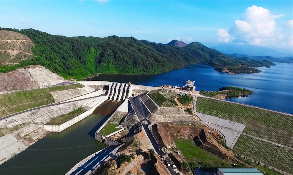 Tỉnh Thừa Thiên-Huế có 56 hồ chứa thuỷ lợi, 6 hồ thủy điện, trên 300 đập dâng phục vụ cho nhiều mục đích như thủy lợi, thủy điện, phòng chống thiên tai, cấp nước cho sinh hoạt và sản xuất, cải tạo môi trường sinh thái. Trong ảnh: Hồ chứa nước Tả Trạch nằm ở phía thượng nguồn sông Hương, có dung tích khoảng 650 triệu m3 nước. (Ảnh: Hồ Cầu/TTXVN)
