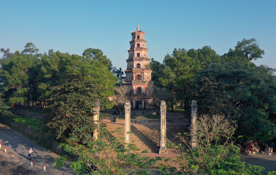 Nhìn từ trên cao, tổng thể ngôi chùa như hình con rùa khổng lồ nằm soi bóng xuống dòng sông Hương. (Ảnh: Hồ Cầu/TTXVN)