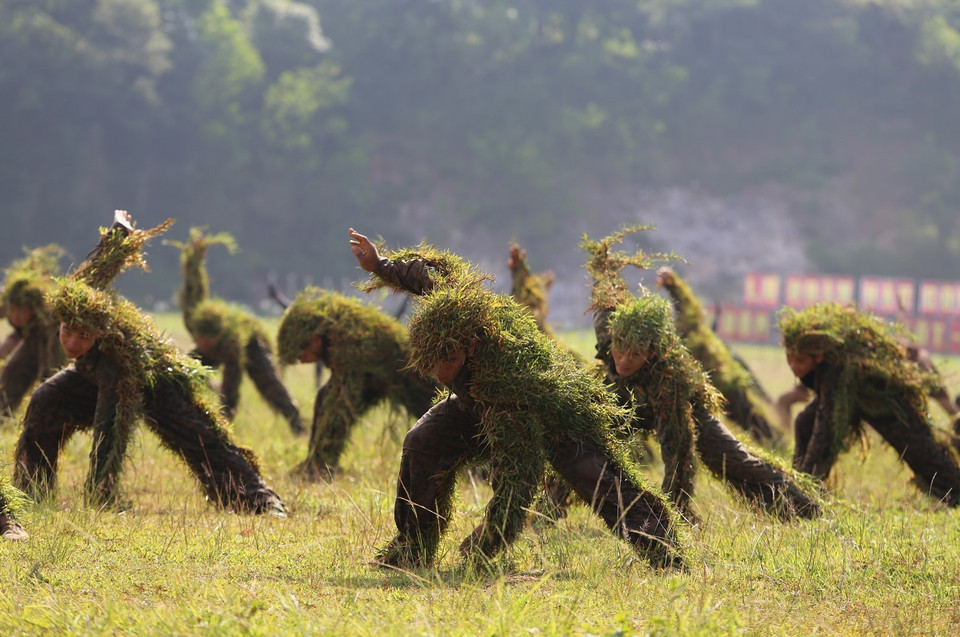 Chiến sỹ đặc công huấn luyện võ thuật và kỹ thuật ngụy trang. (Ảnh: Dương Giang/TTXVN)