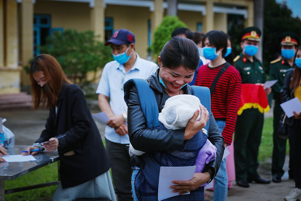 Niềm hạnh phúc của chị Nguyễn Thị Oanh (Nghệ An) khi bế cháu nội 4 tháng tuổi Lưu Hà My khỏe mạnh trên tay trong ngày nhận giấy chứng nhận hoàn thành thời gian cách ly phòng, chống dịch COVID-19 (cháu được bố mẹ gửi về từ Hàn Quốc và chị là công dân tình nguyện vào chăm cháu) . (Ảnh: Trọng Đạt/TTXVN)