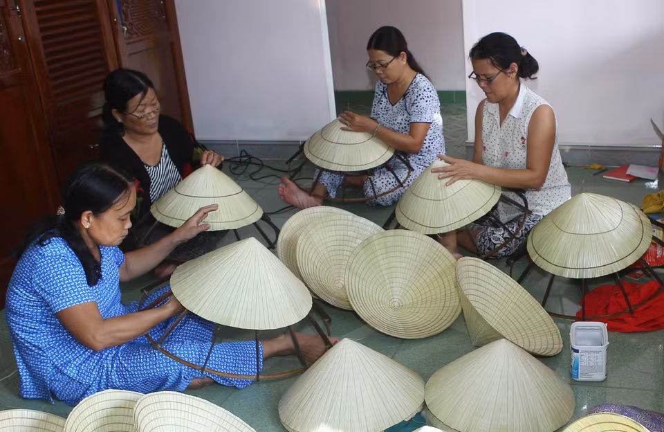 Làng Mỹ Lam thuộc xã Phú Mỹ, huyện Phú Vang (Thừa Thiên-Huế) có nghề chằm nón lá lâu đời với 80% số hộ trong làng làm nghề, phục vụ du lịch, lễ hội và thị hiếu của khách hàng. (Ảnh: Hồ Cầu/TTXVN)