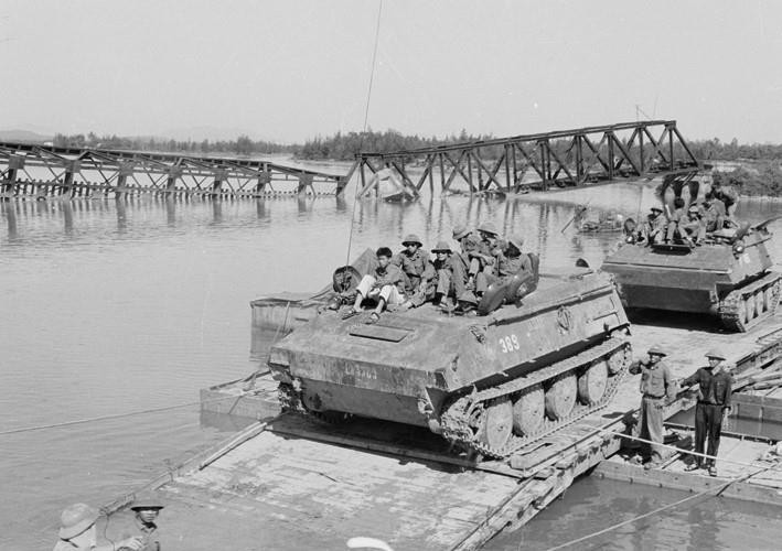 Lần lượt các ngày 26/3 và 29/3, Huế và Đà Nẵng được giải phóng. Đến ngày 3/4, toàn bộ các tỉnh đồng bằng ven biển miền Trung được giải phóng. Trong ảnh: Xe thiết giáp quân giải phóng trên đường hành quân vào Quy Nhơn (Bình Định). (Ảnh: Vũ Tạo/TTXVN)