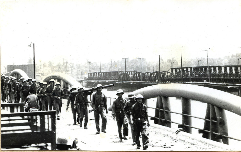 Quân giải phóng hành quân qua cầu Nguyễn Tri Phương tiến vào Đà Nẵng, ngày 29/3/1975. (Ảnh: Tư liệu TTXVN)