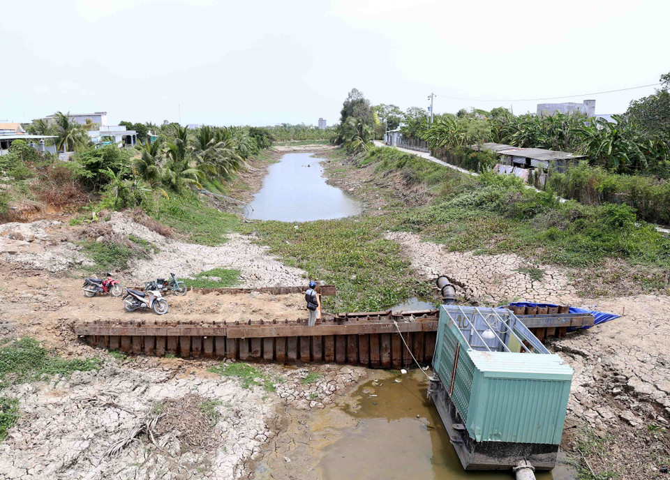 Trạm bơm dã chiến dùng bơm nước ngọt phục vụ sản xuất ở xã Long Hòa, thị xã Gò Công đã không hoạt động được từ nhiều ngày nay. (Ảnh: Vũ Sinh/TTXVN)