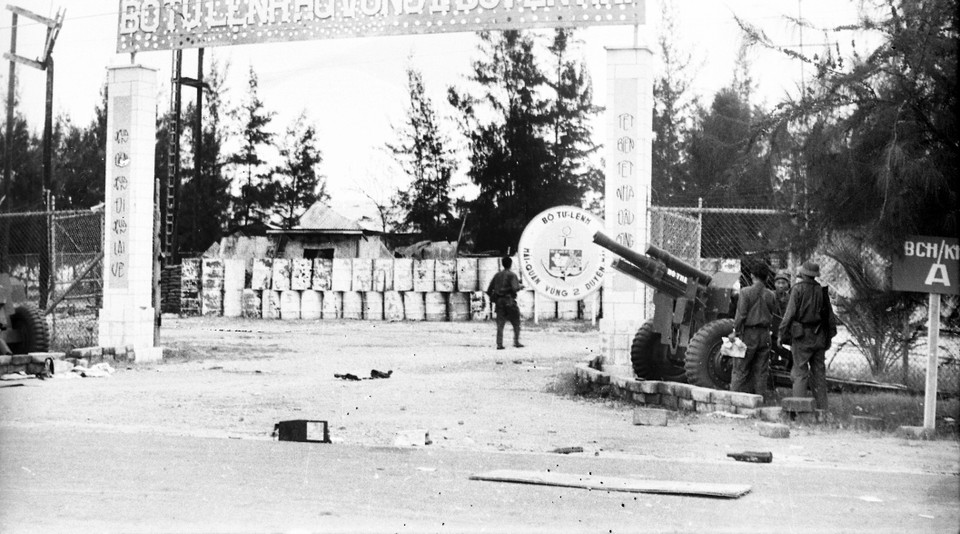 Quân giải phóng làm chủ Sở chỉ huy Bộ tư lệnh Vùng 2 duyên hải của ngụy quân Sài Gòn ở Nha Trang (Khánh Hòa), ngày 2/4/1975. (Ảnh: Tư liệu TTXVN)