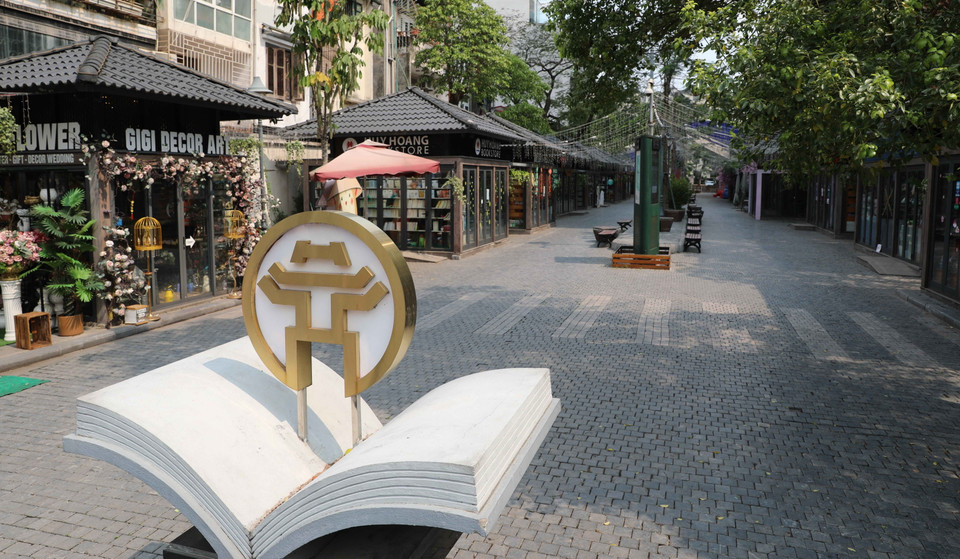 Phố sách Hà Nội (quận Hoàn Kiếm) đã thực hiện đóng cửa để hạn chế tập trung đông người (ảnh chụp sáng 24/3). (Ảnh: Thanh Tùng/TTXVN)