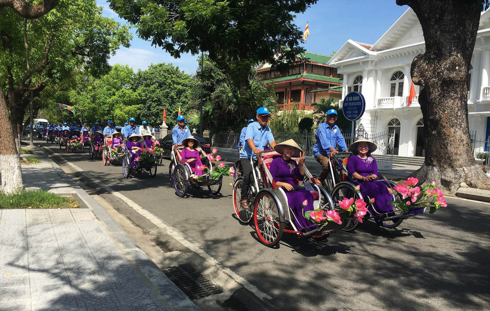 Thừa Thiên-Huế có nhiều điểm tham quan thu hút du khách, trong đó nổi bật nhất là cố đô Huế với hệ thống di tích, di sản triều Nguyễn, các đền, chùa, lăng tẩm... Trong ảnh: Khách du lịch tham quan cố đô Huế bằng xe xích lô. (Ảnh: Hồ Cầu/TTXVN)
