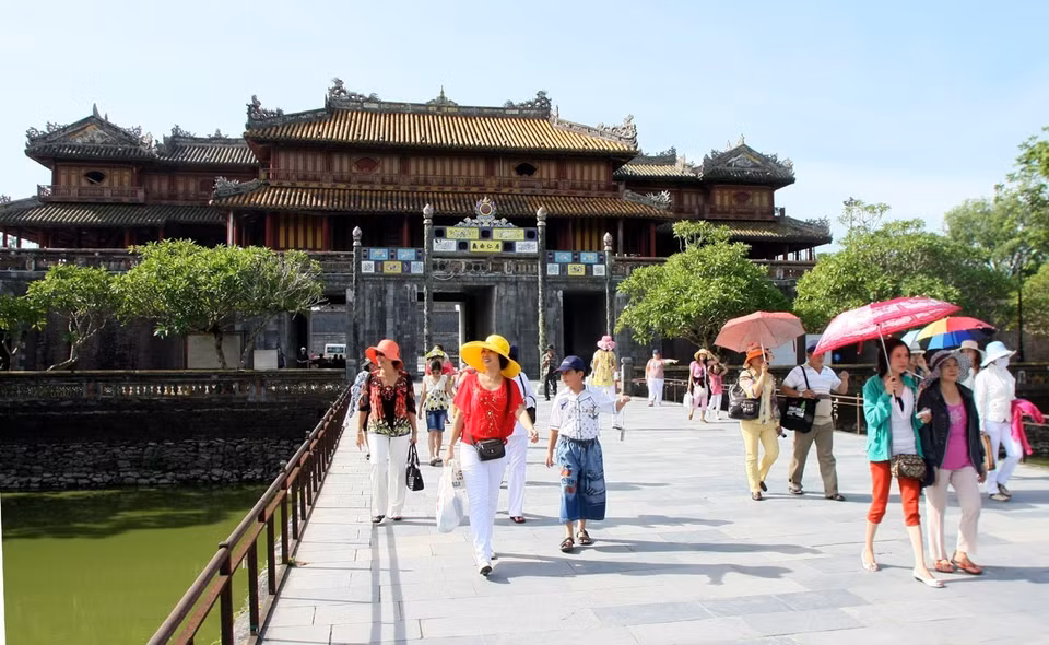 Thừa Thiên-Huế có nhiều điểm tham quan thu hút du khách, trong đó nổi bật nhất là cố đô Huế với hệ thống di tích, di sản triều Nguyễn, các đền, chùa, lăng tẩm... Trong ảnh: Du khách tham quan Đại nội-Huế. (Ảnh: Huy Hùng/TTXVN)