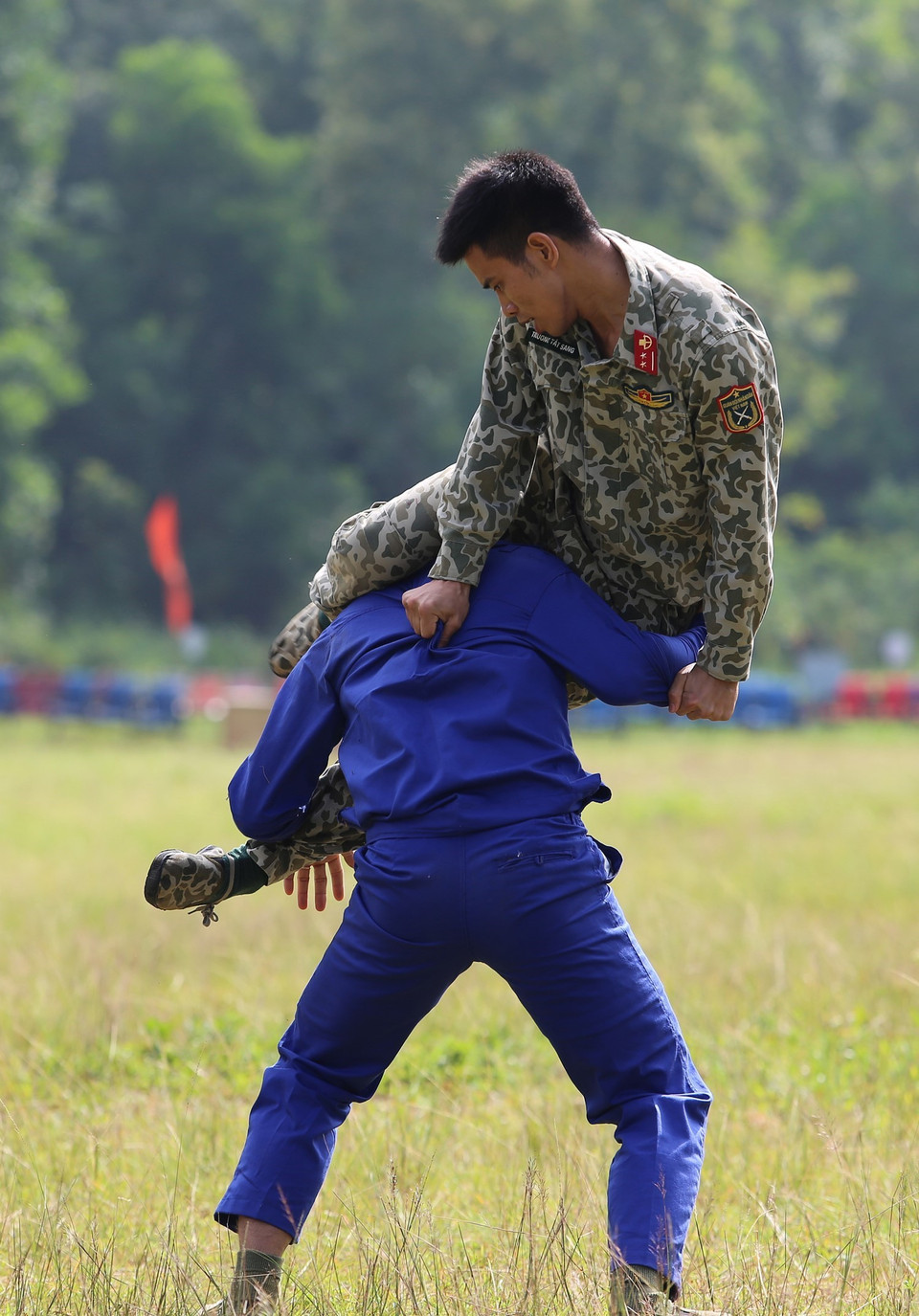 Chiến sỹ đặc công huấn luyện võ thuật có vũ khí trang bị. (Ảnh: Dương Giang/TTXVN)