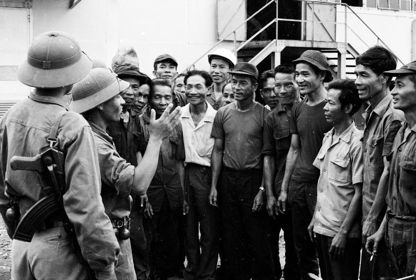 Lần lượt các ngày 26/3 và 29/3, Huế và Đà Nẵng được giải phóng. Đến ngày 3/4, toàn bộ các tỉnh đồng bằng ven biển miền Trung được giải phóng. Trong ảnh: Công nhân nhà máy dệt Đà Nẵng chào đón các chiến sỹ quân giải phóng. (Ảnh: Vũ Tạo/TTXVN)