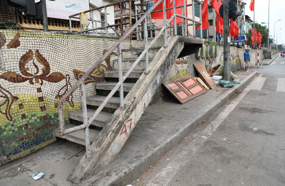 Có điểm vừa bị bong tróc, vừa là điểm bỏ phế thải của người dân. (Ảnh: Thanh Tùng/TTXVN)