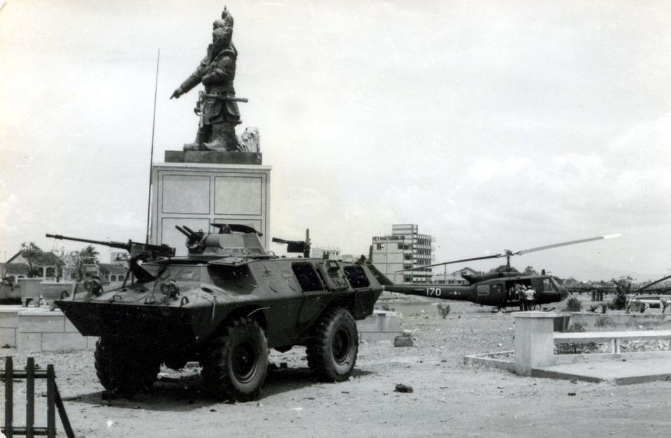 Xe quân sự và vũ khí của ngụy quân Sài Gòn trên đường phố Đà Nẵng sau giải phóng. (Ảnh: Tư liệu TTXVN)