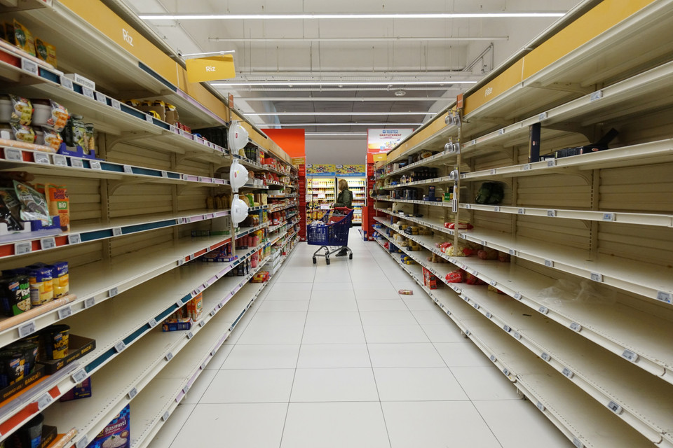 Dịch viêm đường hô hấp cấp COVID-19 vẫn tiếp tục lan rộng trên thế giới khi nhiều nước tiếp tục xác nhận các ca nhiễm đầu tiên và những ca nhiễm mới. Tính đến hết ngày 5/3/2020, dịch COVID-19 đã xuất hiện tại 87 quốc gia và vùng lãnh thổ, khiến 96.336 người nhiễm và 3.303 người tử vong trên toàn thế giới. Trong ảnh: Kệ hàng trống trơn tại siêu thị ở Paris, Pháp ngày 5/3/2020, trong bối cảnh dịch COVID-19 lan rộng. (Nguồn: THX/TTXVN)