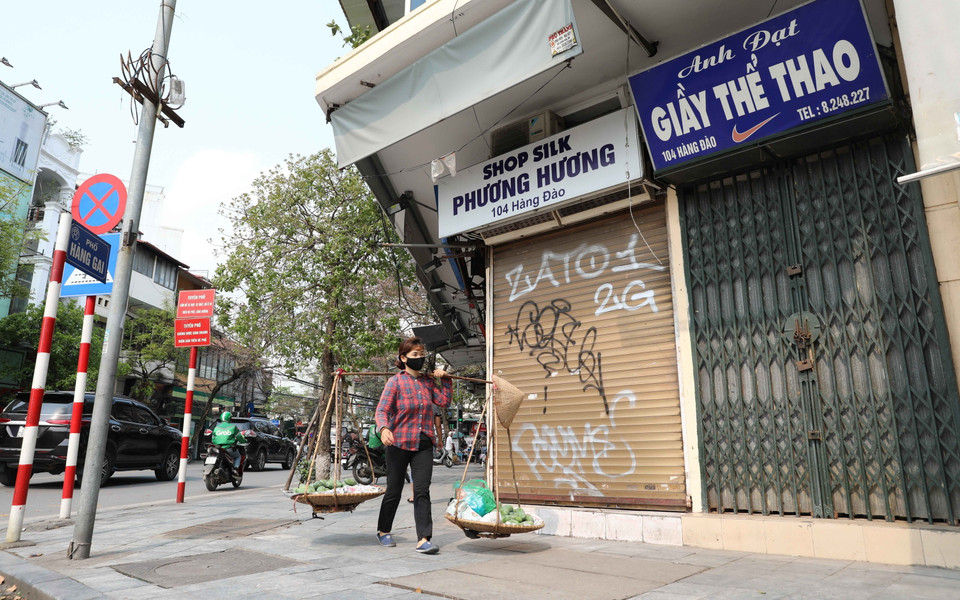 Từ sáng 24/3/2020, nhiều hộ kinh doanh trong khu vực phố cổ thuộc địa bàn quận Hoàn Kiếm đã đóng cửa, ngừng kinh doanh để hạn chế tập trung đông người. (Ảnh: Thanh Tùng/TTXVN)