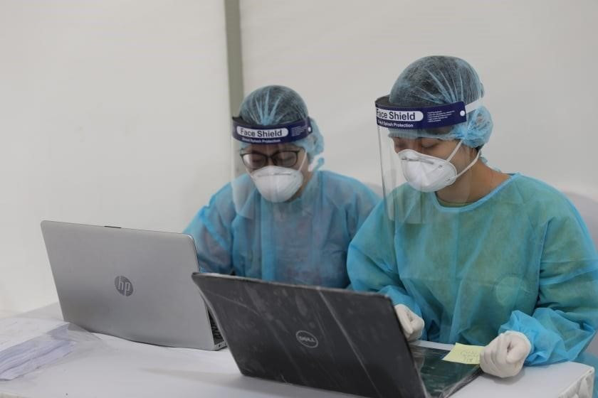 Hệ thống thông tin hiện đại phục vụ test nhanh có kết quả trong 10 phút tại điểm trường THCS Đống Đa (Hà Nội) sáng 31/3/2020. (Ảnh: Thanh Tùng/ TTXVN)