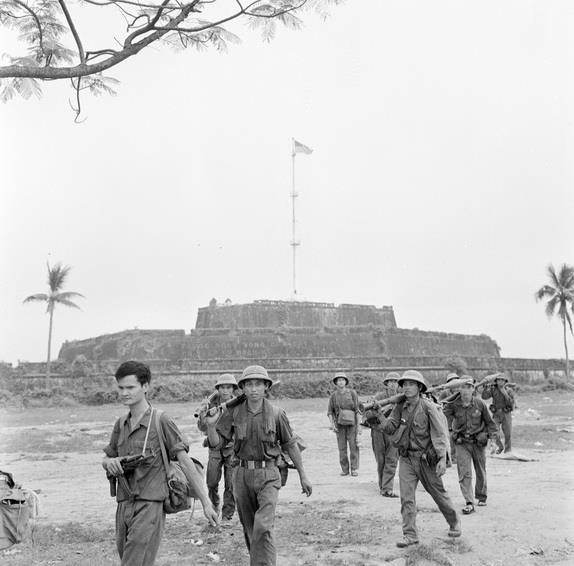 Về nghệ thuật quân sự, đòn tiến công Huế - Đà Nẵng là sự chuyển hướng tiến công sáng suốt, linh hoạt và rất kịp thời của ta, tạo sự sụp đổ dây chuyền nhanh chóng của địch. Trong ảnh: Cờ của Chính phủ cách mạng lâm thời tung bay trên cột cờ thành phố Huế. (Ảnh: Lâm Hồng Long/TTXVN)