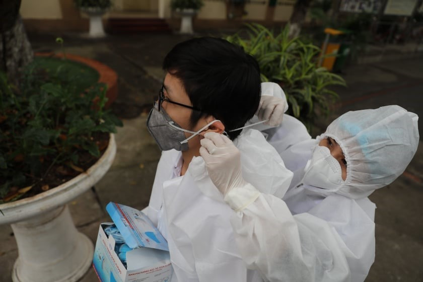 Tổ công tác chuẩn bị các thiết bị cơ sở vật chất phục vụ test nhanh có kết quả trong 10 phút tại điểm trường THCS Đống Đa (Hà Nội) sáng 31/3/2020. (Ảnh: Thanh Tùng/TTXVN)