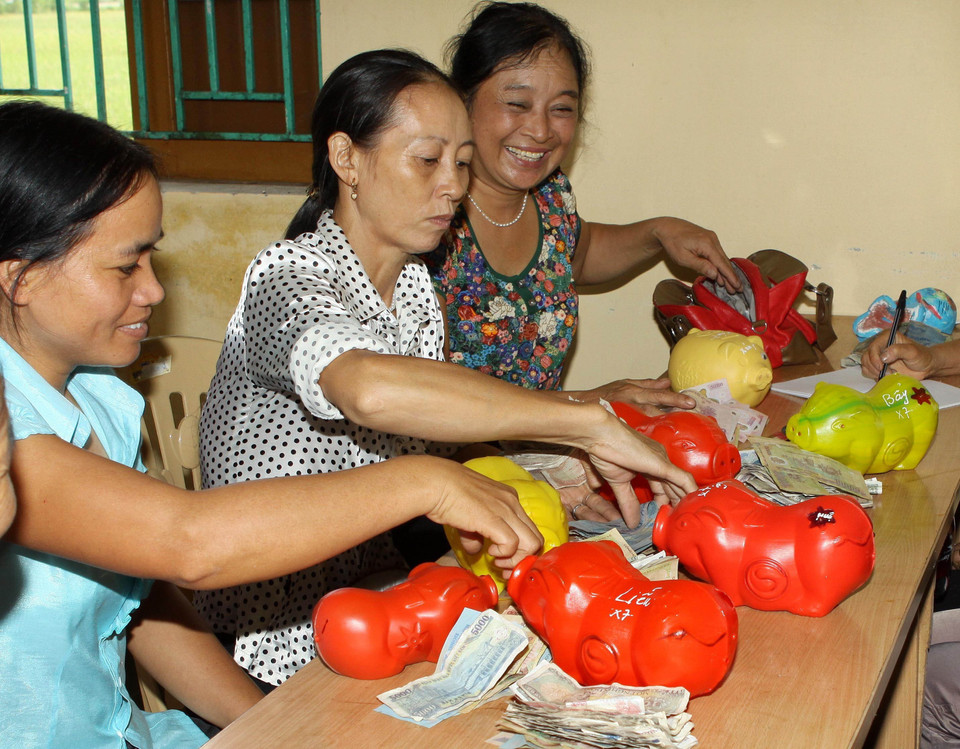 Hưởng ứng cuộc vận động phụ nữ học tập và làm theo tấm gương đạo đức Hồ Chí Minh, Hội Phụ nữ xã Vũ Lạc, thành phố Thái Bình đã có nhiều việc làm thiết thực giúp đỡ nhau phát triển kinh tế gia đình, nuôi dạy con ngoan, xây dựng gia đình văn hoá, hạnh phúc. Trong ảnh: Phong trào nuôi lợn nhựa tiết kiệm để gây quỹ giúp đỡ các chị em đơn thân, các hội viên nghèo vượt qua hoàn cảnh khó khăn được các hội viên duy trì và phát triển. (Ảnh: Thái Bình/TTXVN)