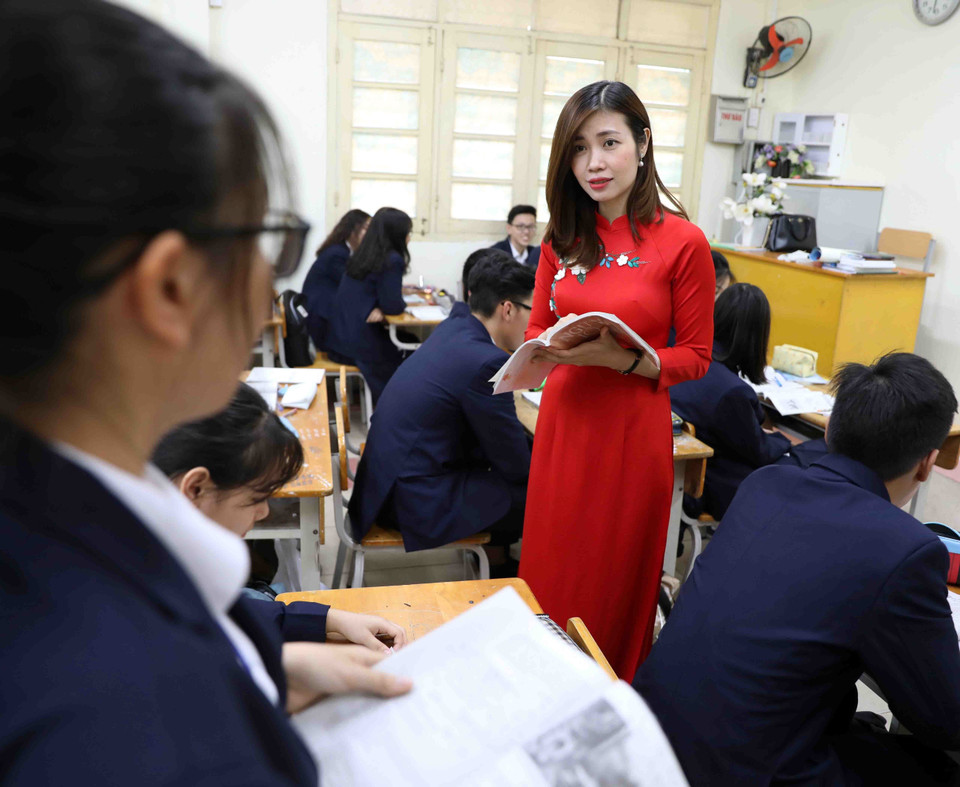 Mặc áo dài khi đứng lớp, giảng bài, người nữ giáo viên luôn cảm thấy tự tin, lôi cuốn học trò. (Ảnh: Thanh Tùng/TTXVN)