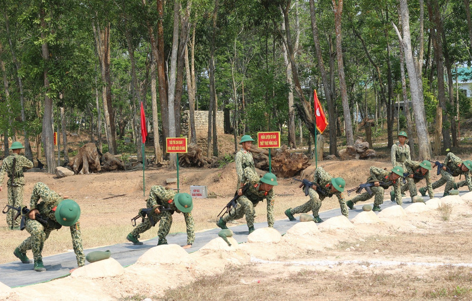 Chiến sỹ đặc công huấn luyện trên thao trường. (Ảnh: Dương Giang/TTXVN)