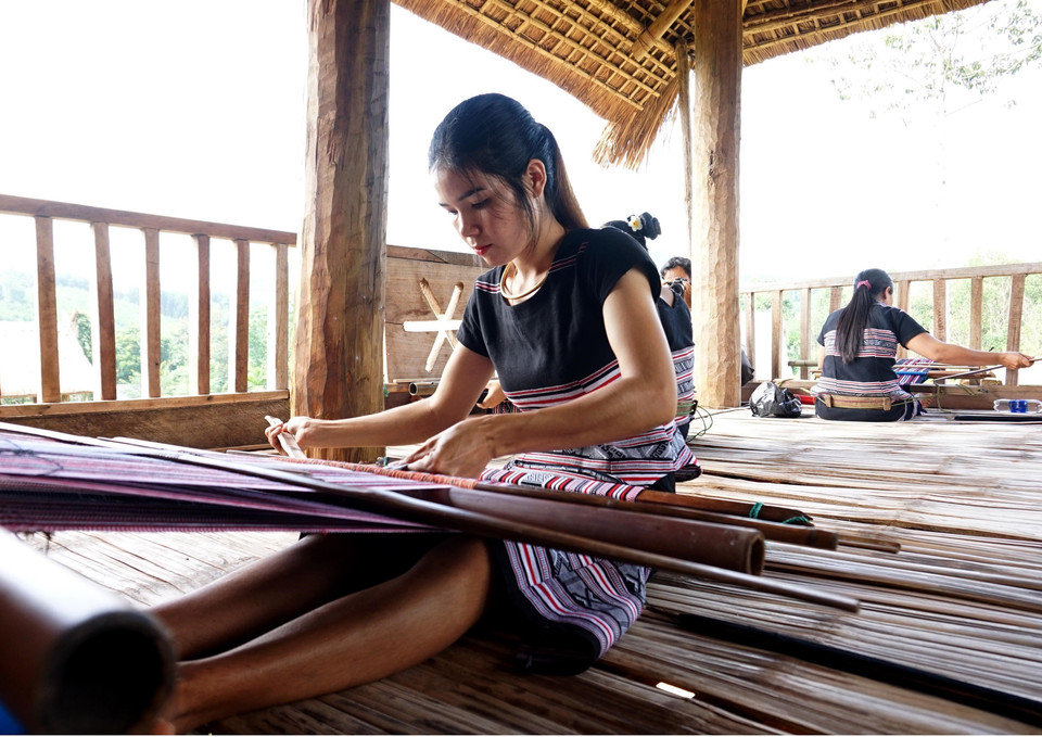 Nghề dệt thổ cẩm truyền thống của người H’rê, xã Ba Thành, huyện Ba Tơ được công nhận là Di sản văn hóa phi vật thể Quốc gia. (Ảnh: Phước Ngọc/TTXVN)