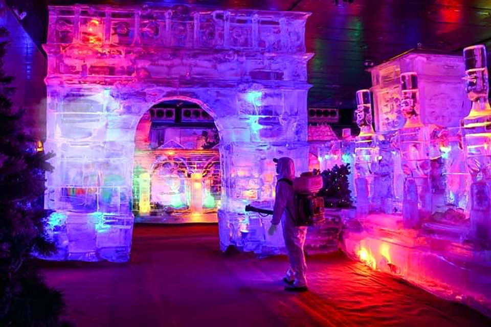 Nhà băng công viên văn hóa Đầm Sen không khách tham quan nhưng vẫn duy trì phun thuốc phòng, chống dịch COVID-19. (Ảnh: Thanh Vũ/ TTXVN)