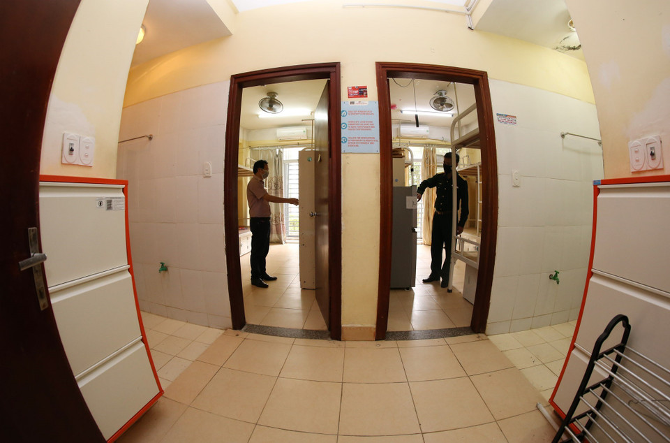 Những ngày cuối tuần vừa qua, các cán bộ, học sinh, sinh viên FPT đã nhanh chóng chuẩn bị cơ sở vật chất để sẵn sàng đáp ứng làm nơi cách ly cho hơn 2000 người. (Ảnh: Anh Tuấn/TTXVN)