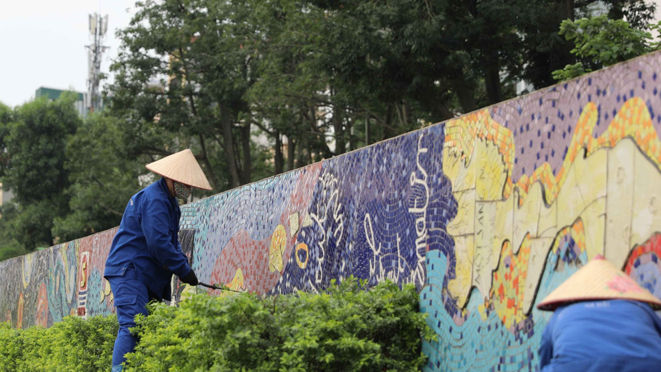 Công nhân Công ty Trách nhiệm hữu hạn Một thành viên Công viên cây xanh Hà Nội cắt tỉa cây trang trí trên Con đường gốm sứ. (Ảnh: Thanh Tùng/TTXVN)